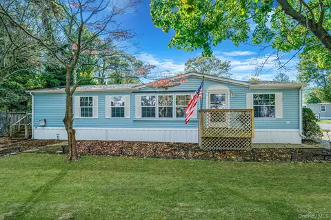3 Betsy Ross Dr, Bohemia, NY 11716