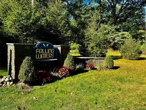 78 Falling Waters Dr, Catskill, NY 12463