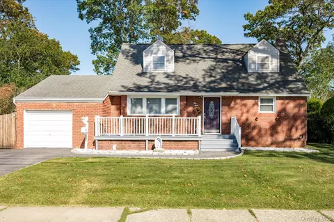 480 N Greene Ave, Lindenhurst, NY 11757
