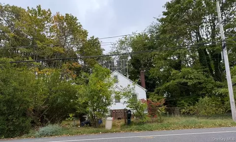 1599 3rd St, West Babylon, NY 11704