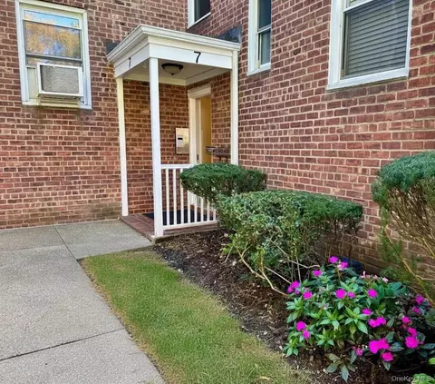 7 Edwards #2G, North Hempstead, NY 11577