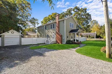 80 Prince Rd, Rocky Point, NY 11778