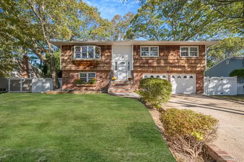 31 Virginia Ct, Sayville, NY 11782