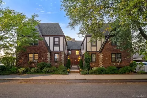 43-24 208th St, New York, NY 11361