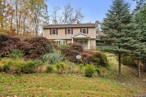 2 Redding Ln, Mahopac, NY 10541