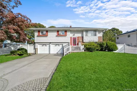 31 Sunburst Dr, Deer Park, NY 11729