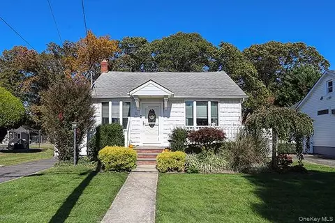 22 Davenport Pl, North Bellmore, NY 11710