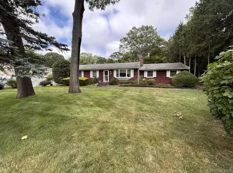 127 Cambon Ave, Saint James, NY 11780