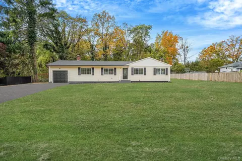 34 Brooksite Dr, Smithtown, NY 11787