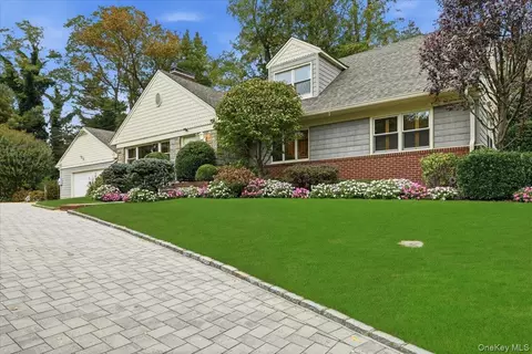 88 Luquer Rd, North Hempstead, NY 11030