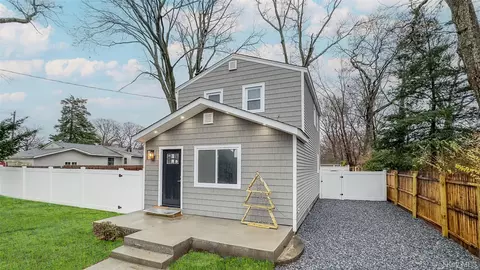 60 Cedarhurst Ave, Selden, NY 11784