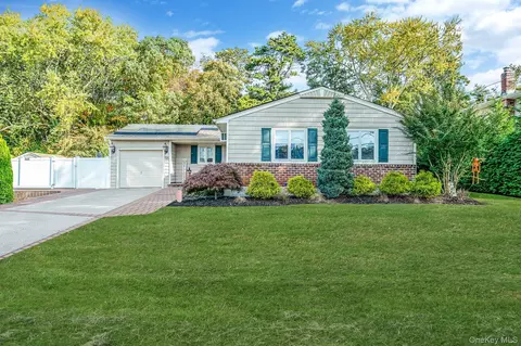 55 Wexford Dr, Oakdale, NY 11769