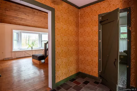 Entry Way - 32 Mountain Camp Rd, Cairo, NY 12413 photo 2 of 3