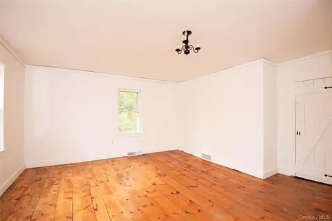 Bedroom - 32 Mountain Camp Rd, Cairo, NY 12413 photo 2 of 7