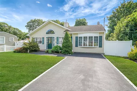 12 Edwin St, Bay Shore, NY 11706