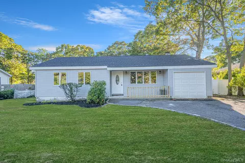 12 Beacon St, Shirley, NY 11967