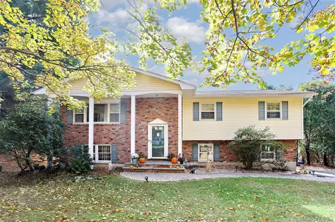 9 S Amundsen Ln, Ramapo, NY 10901