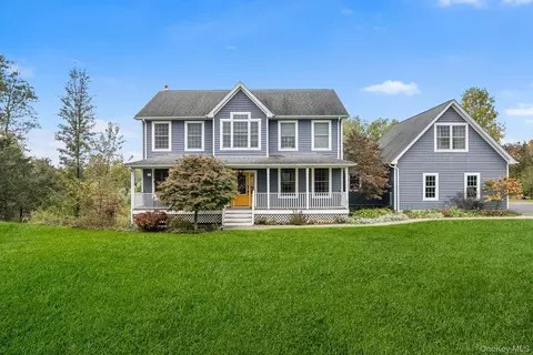 39 Eastview Ln, Red Hook, NY 12571