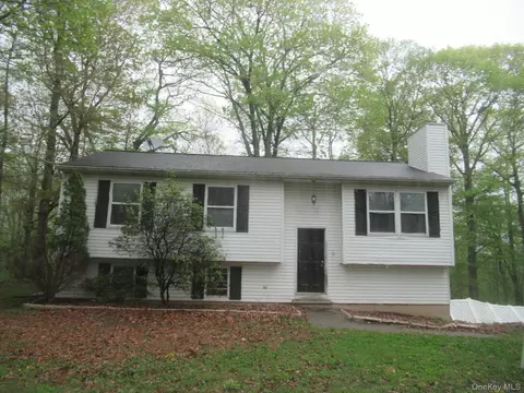 11 Park Ln, Holmes, NY 12531