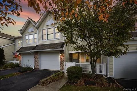 43 Spruce Ridge Dr, Fishkill, NY 12524