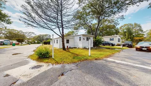 12 Periwinkle Dr, Bohemia, NY 11716