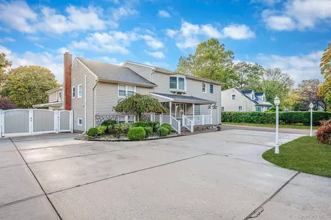 1655 Stein Dr, Bay Shore, NY 11706