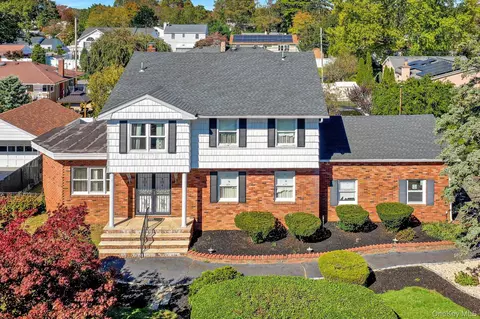 1538 10th St, West Babylon, NY 11704