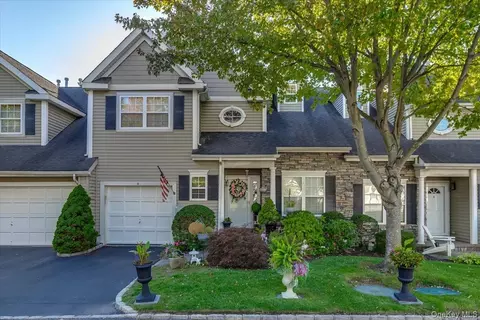 8 Scarborough Dr, Smithtown, NY 11787
