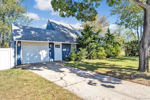 93 Page Ln, Westbury, NY 11590