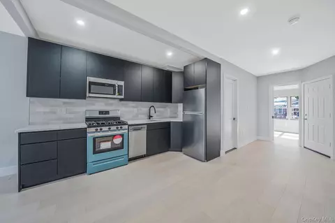 7518 95th Ave, New York, NY 11416