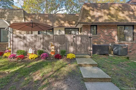 312 Clubhouse Ct, Coram, NY 11727