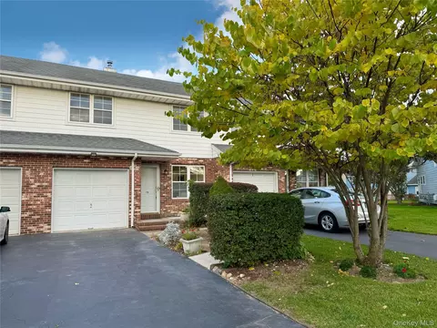 19 Broadlawn Dr #19, Central Islip, NY 11722