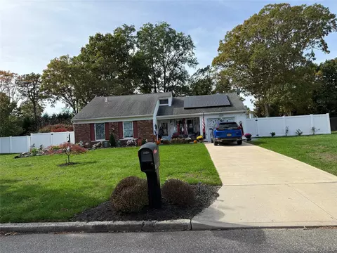56 Glenmere Ln, Coram, NY 11727