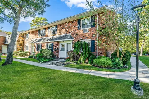 14 Glen Hollow Dr #E 1, Holtsville, NY 11742
