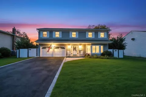 37 Columbine Ln, Kings Park, NY 11754