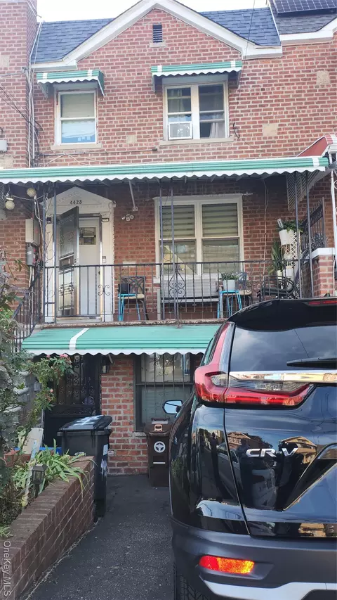 4425 Richardson Ave, New York, NY 10470