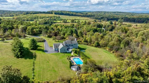 27 Gallagher Ln, Pleasant Valley, NY 12569