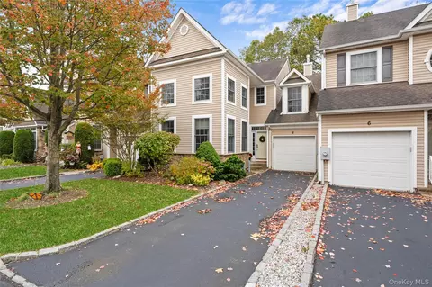 8 Eagle Cir, Bohemia, NY 11716