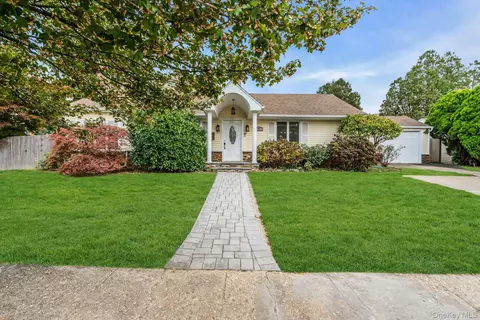 4 Greenway Dr, Syosset, NY 11791