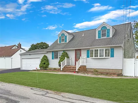 573 S 5th St, Lindenhurst, NY 11757