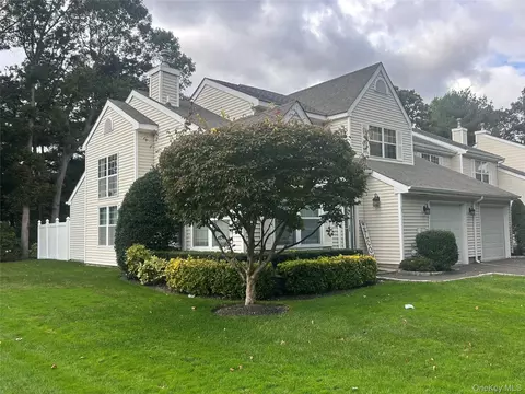 77 Mystic Cir, Bay Shore, NY 11706