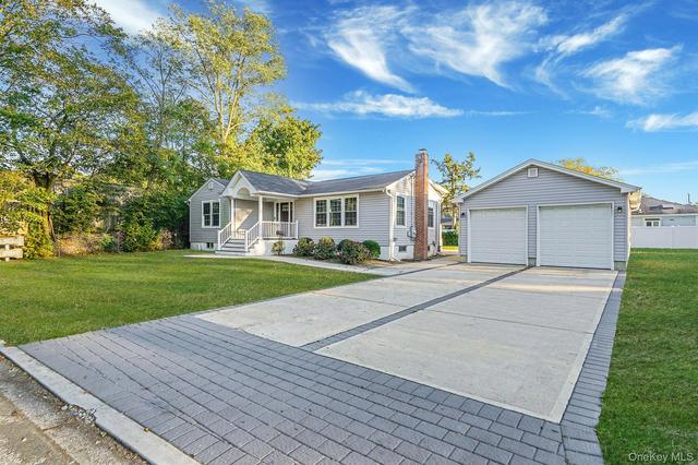 20 Pell Ave, North Babylon, NY 11703