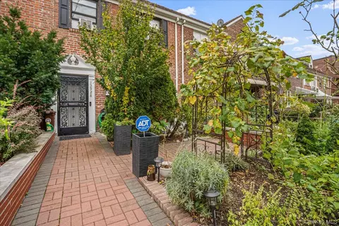 13928 Pershing Cres, Jamaica, NY 11435