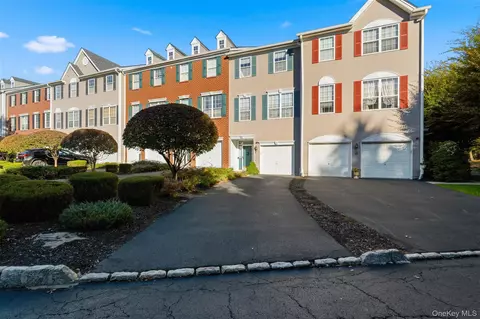 16 Autumn Dr, Clarkstown, NY 10954