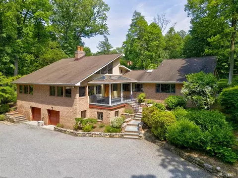 4 Sloanes Ct, North Hempstead, NY 11050