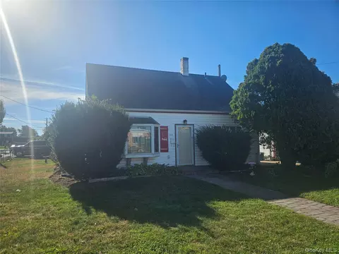 544 Dryden St, North Hempstead, NY 11590