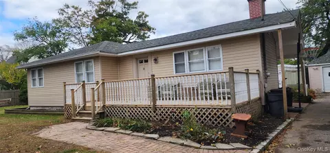 8 Astoria Rd, Mastic Beach, NY 11951