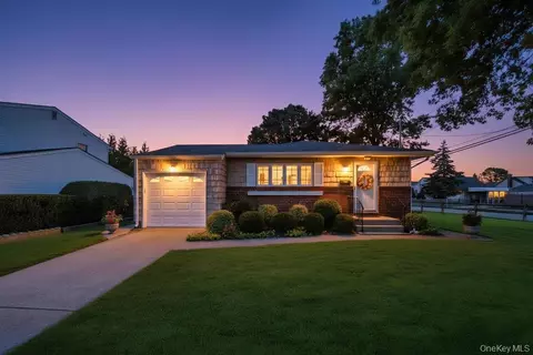 7 Montana St, Hicksville, NY 11801