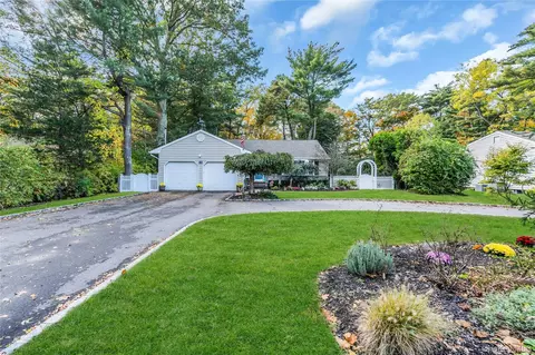 72 Mount Pleasant Rd, Smithtown, NY 11787