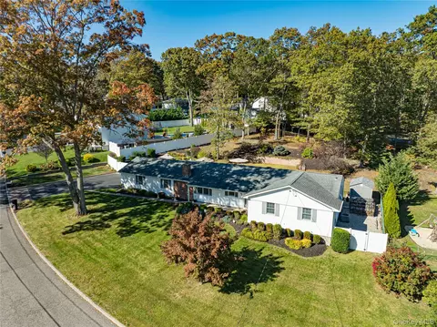 3 Walnut Rd, Rocky Point, NY 11778